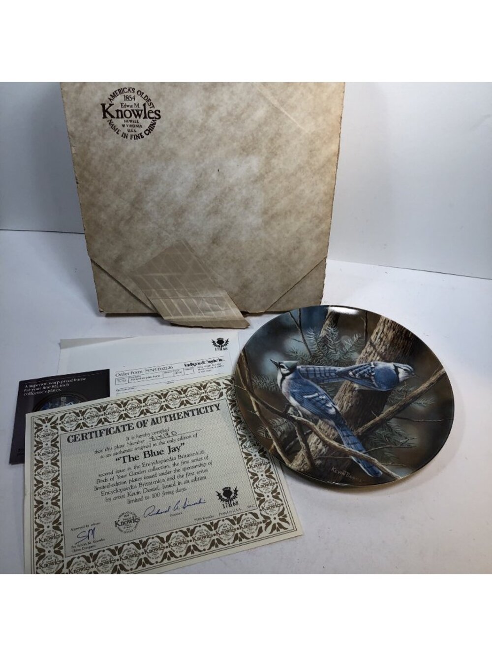 VINTAGE EDWIN M. KNOWLES "THE BLUE JAY" BY KEVIN DANIEL COLLECTOR PLATE 1985 COA